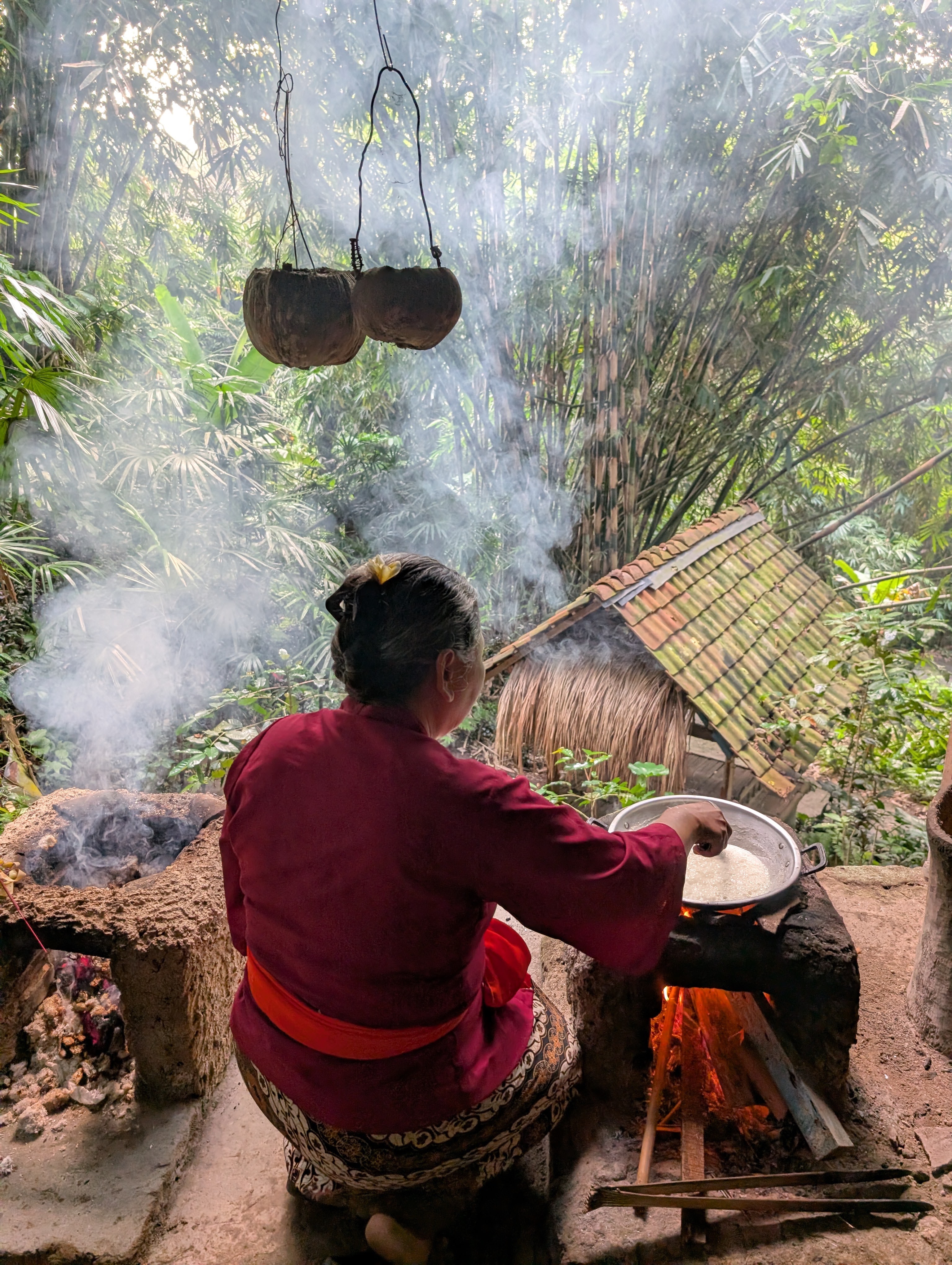 Bali Cebelok Gesiuh family preparing coconut milk